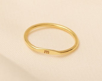 Anillo inicial grabado personalizado chapado en oro de 14k, anillo de apilamiento, anillo de nombre personalizado, anillos iniciales de oro, anillo de oro minimalista delicado.