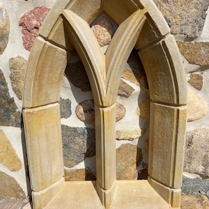 gotisches Fenster, Gartenruine, Ruinenfenster, Kapelle, Kunst Sandstein, Steinguss Bogenfenster, Mittelalter, Relief, Fassadenschmuck, Stuck