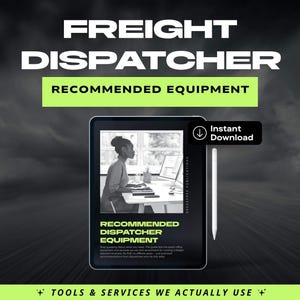 Könnte beinhalten: Eine digitale Werbung für Spediteure. Das Bild zeigt ein Tablet mit der Aufschrift "Empfohlene Speditionsausrüstung" mit einer Frau, die an einem Schreibtisch arbeitet. Der Text "Freight Dispatcher" steht oben, mit "Recommended Equipment" in einem grünen Feld. Ein Button zeigt "Sofort-Download".