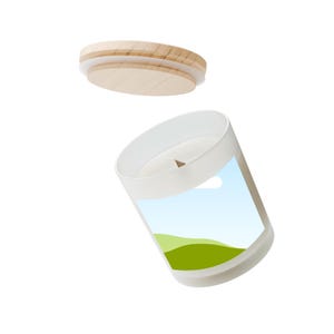Peut inclure: Une bougie blanche dans un pot en verre avec un couvercle en bois. Le pot a une &eacute;tiquette avec un paysage de collines vertes et un ciel bleu. La bougie est non parfum&eacute;e.