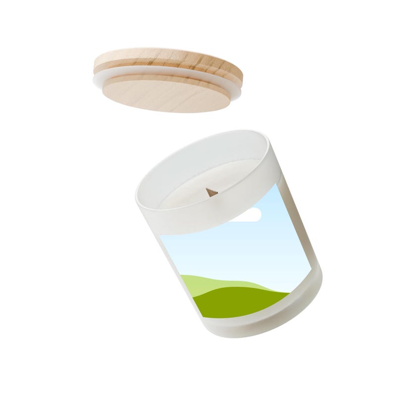Peut inclure: Une bougie blanche dans un pot en verre avec un couvercle en bois. Le pot a une &eacute;tiquette avec un paysage de collines vertes et un ciel bleu. La bougie est non parfum&eacute;e.