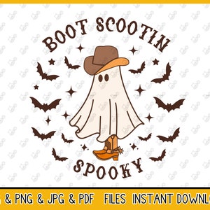 Op de afbeelding: Een Halloween-afbeelding met een spook met een cowboyhoed en -laarzen, met de tekst "Boot Scootin' Spooky". Het ontwerp bevat vleermuizen en sterren, perfect voor Halloween.