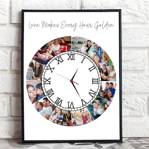 Könnte beinhalten: Gerahmtes Wandbild mit einem Uhrendesign, das Familienfotos kreisförmig anordnet. Das Zifferblatt zeigt römische Ziffern und Zeiger, die auf 10:08 Uhr zeigen. Der Text "Love Makes Every Hour Golden" befindet sich oberhalb der Uhr.
