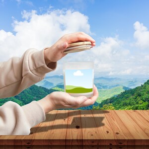 Peut inclure: Un bocal en verre d&eacute;poli avec un couvercle en bois est ouvert, r&eacute;v&eacute;lant un paysage. Le bocal pr&eacute;sente un motif de ciel bleu, de nuage blanc et de collines vertes. L'arri&egrave;re-plan montre une vue panoramique sur les montagnes et le ciel bleu.