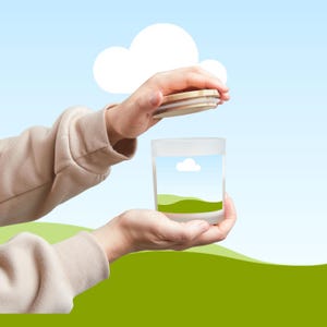 Peut inclure: Un pot en verre d&eacute;poli avec un couvercle en bois, tenu par une personne. Le pot pr&eacute;sente un paysage avec un ciel bleu, un nuage blanc et des collines vertes. Le fond a un ciel bleu et des collines vertes.
