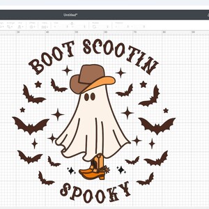Op de afbeelding: Een digitaal ontwerp met een spook met een cowboyhoed en -laarzen, omringd door vleermuizen en sterren. De tekst luidt "Boot Scootin' Spooky" in een vintage lettertype, perfect voor Halloween-thema knutselen.