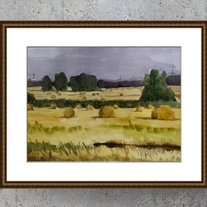 Könnte beinhalten: Ein Aquarellbild eines Feldes mit Heuballen. Das Feld ist grün und gelb, und die Heuballen sind braun. Im Hintergrund befinden sich Bäume und ein bewölkter Himmel.
