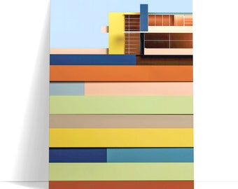 Könnte beinhalten: Abstrakter geometrischer Kunstdruck mit einem farbenfrohen Gebäude vor blauem Himmel. Das Gebäude besteht aus übereinanderliegenden horizontalen Streifen in den Farben Gelb, Orange, Grün, Blau und Braun.