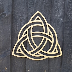 Celtic Trinity Knot Wood Decor: Symbolic Irish Wall Art