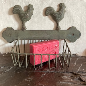 Mooie rustieke Franse metalen haan zeepbakje / wandgemonteerde zeephouder / Frans land
