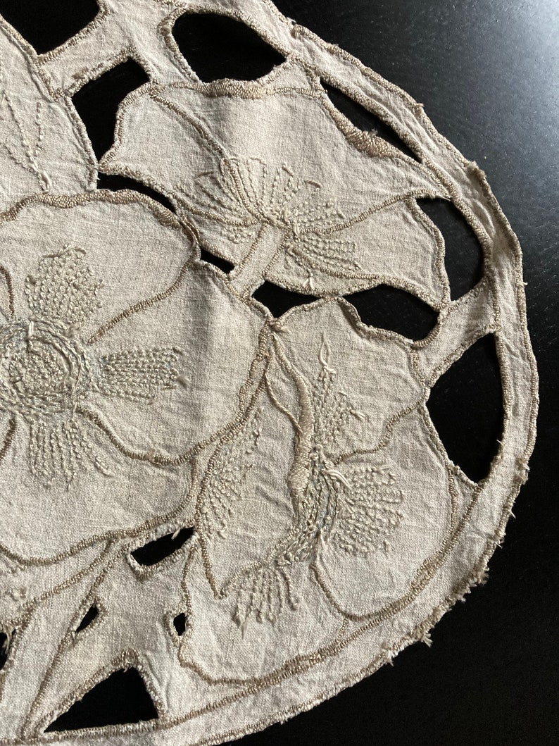 Broderie richelieu ancienne, France découpée / Echarpe de commode / Dentelle de lin / Point coupé image 9