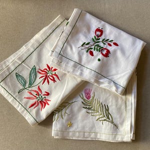 Set di tre tovaglie vintage francesi ricamate / Petit Nappe / tovaglia da toeletta o da gioco