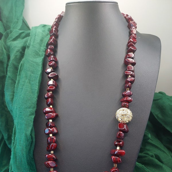 Collier long élégant fait à la main en jade de pierres précieuses en bordeaux, hématite et grosse perle en laiton doré/Cadeau pour elle/ Unique n accrocheur