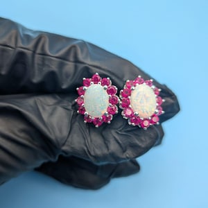 Orecchini a lobo ovali con opale e rubino rosa in stile vintage, ispirati ai gioielli in argento sterling / Regalo per la pietra portafortuna di ottobre