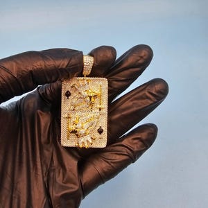 Colgante Shivay-Jewels de moissanita King Poker de 4 quilates con corte redondo y pasador de seguridad para hombre, chapado en oro amarillo de 14 quilates y plata de ley 925