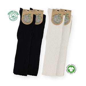 Peut inclure: Deux paires de chaussettes en tricot côtelé, une noire et une blanc cassé, chacune avec une étiquette indiquant "100% Coton Biologique". Les chaussettes sont étiquetées avec la taille 39-42. L'image comprend également les logos "Coton Biologique" et "Global Organic Textile Standard".