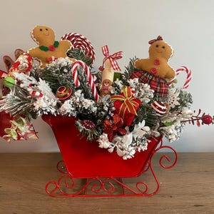 Weihnachtsgesteck, Weihnachtsgesteck, Lebkuchendekor, Lebkuchenschlitten-Mittelstück, wunderliches Weihnachtsdekor