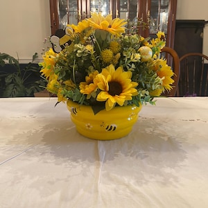 Bee Decor, Summer Floral Arrangement, Spring Floral Arrangement, Sunflower Decor, Bee Floral Centerpiece, Spring Centerpiece