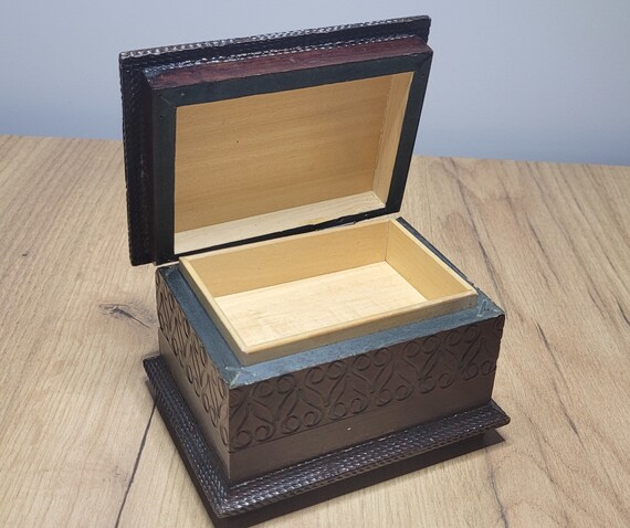 Vintage wooden jewelery box. Old hand-decorated w… - image 5
