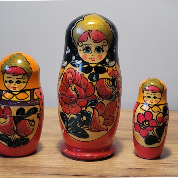 Vintage Babuschka Matrioschka Folklore. Set of 3 Vintage Matrioshka dolls.