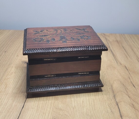 Vintage wooden jewelery box. Old hand-decorated w… - image 4