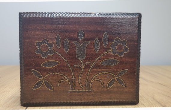 Vintage wooden jewelery box. Old hand-decorated w… - image 2