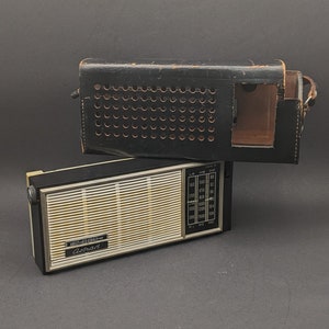 Radio a transistor Vega ASTRAD anni '70 con custodia in pelle, radio URSS F3TR AFC-FM9-R302, buon oggetto di scena per film radio retrò, funzione sconosciuta.