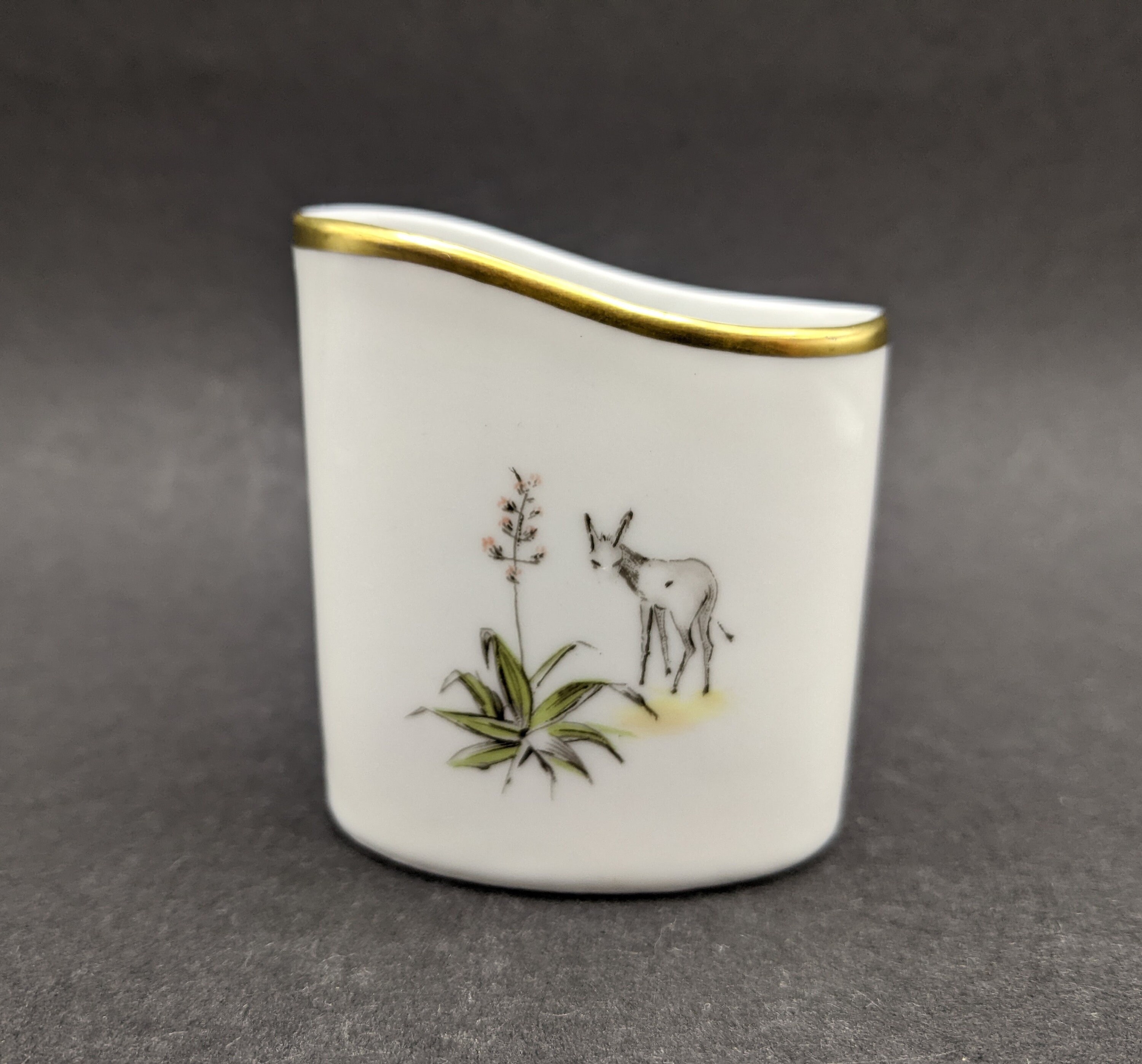 新品希少ドイツ製Hutschenreuther 花模様と美しい金彩ディッシュ6枚 新品希少ドイツ製Hutschenreuther 花模様と美しい金彩ディッシュ6枚