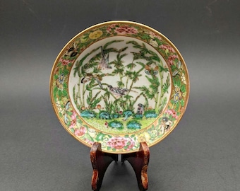 FAMILLE ROSE / Rose Medaillon chinesischer Export Porzellanteller, Ende des 19. bis Anfang des 20.Jahrhunderts, kleine 12 cm (4,7 ") Canton Rose Vögel und Bambusplatte.