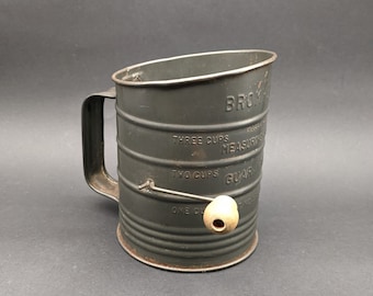 1940's BROMWELL'S 3 Cup Measuring-Sifter, Made in the USA Kitchenalia, Collectible Vintage Hand Crank Flour Sifter, Rustic Kitchen Decor.