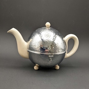 1940年代製「CELTIC Quality Plate」イングランド製、ハンマー仕上げの金属製蓋と断熱ライニングを備えた、アールデコ調の磁器製ティーポット
