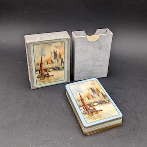 Carte da gioco con finitura in lino degli anni '30 nella scatola originale, grafica Tower Bridge e Westminster, mazzo completo con carte da gioco Joker con bordo dorato.