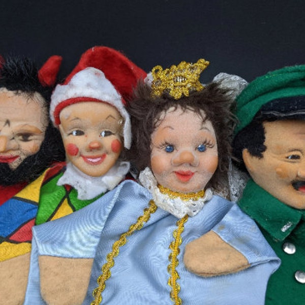 marionnettes à main allemandes vintage, quatre marionnettes à gant de personnage en caoutchouc floqué, policier allemand des années 1960 - princesse - bouffon - marionnettes du diable