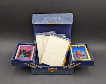 Vintage bridgekaartenset in cantileverdoos met 3 scoreblokken en potloden, speelkaarten met Aziatisch thema uit het midden van de eeuw, bridgegamememorabilia.