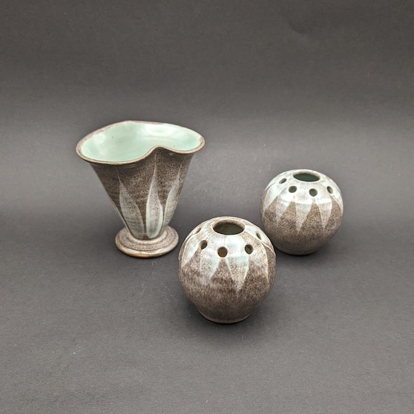 Vase Bud William FISHLEY HOLLAND et pots pourri pots, Clevedon Studio Pottery Trio de petits pots à glaçure mouchetée, vintage FH Studio Pottery.