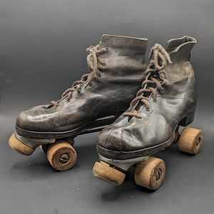 1940&#39;s HOTSPUR/HAMACO Wooden and Leather Roller Skates, Vintage Retro Roller Skates Size 7 Black with Toe Stops, Good for Film Prop/Display.