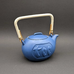 Teiera Tambach 'Sebastian Buscetta' di metà secolo per Gräflich Ortenburg, piccola teiera in ceramica tedesca degli anni '50, teiera dalle linee moderniste.