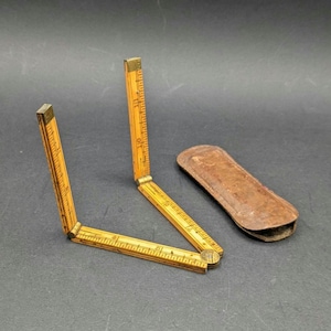 HOCKLEY ABBEY vintage Règle pliante de 30 cm (12 po.) n° 1150, règle articulée compacte d'un pied en buis anglais et laiton dans un étui en cuir.