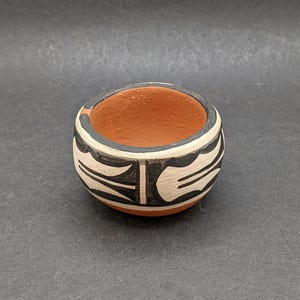 Petit pot en spirale façonné à la main, de style amérindien KEWA PUEBLO, vase miniature en céramique peinte à la main de Santo Domingo, ouverture cérémonielle « Spirit Break » sur le bord.