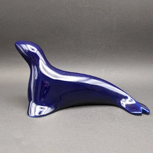 Sceau en porcelaine moderne du milieu du siècle de Fürstenberg, sceau stylisé bleu cobalt d&#39;Allemagne de l&#39;Ouest des années 1960, animaux modernistes de Fürstenberg de collection.
