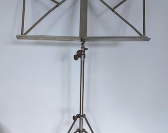 Vintage tyskt notställ, teleskopiskt not-/bok-/konstställ i metall, hopfällbart notställ i metall, stativ i kromstål 120 cm-140 cm.