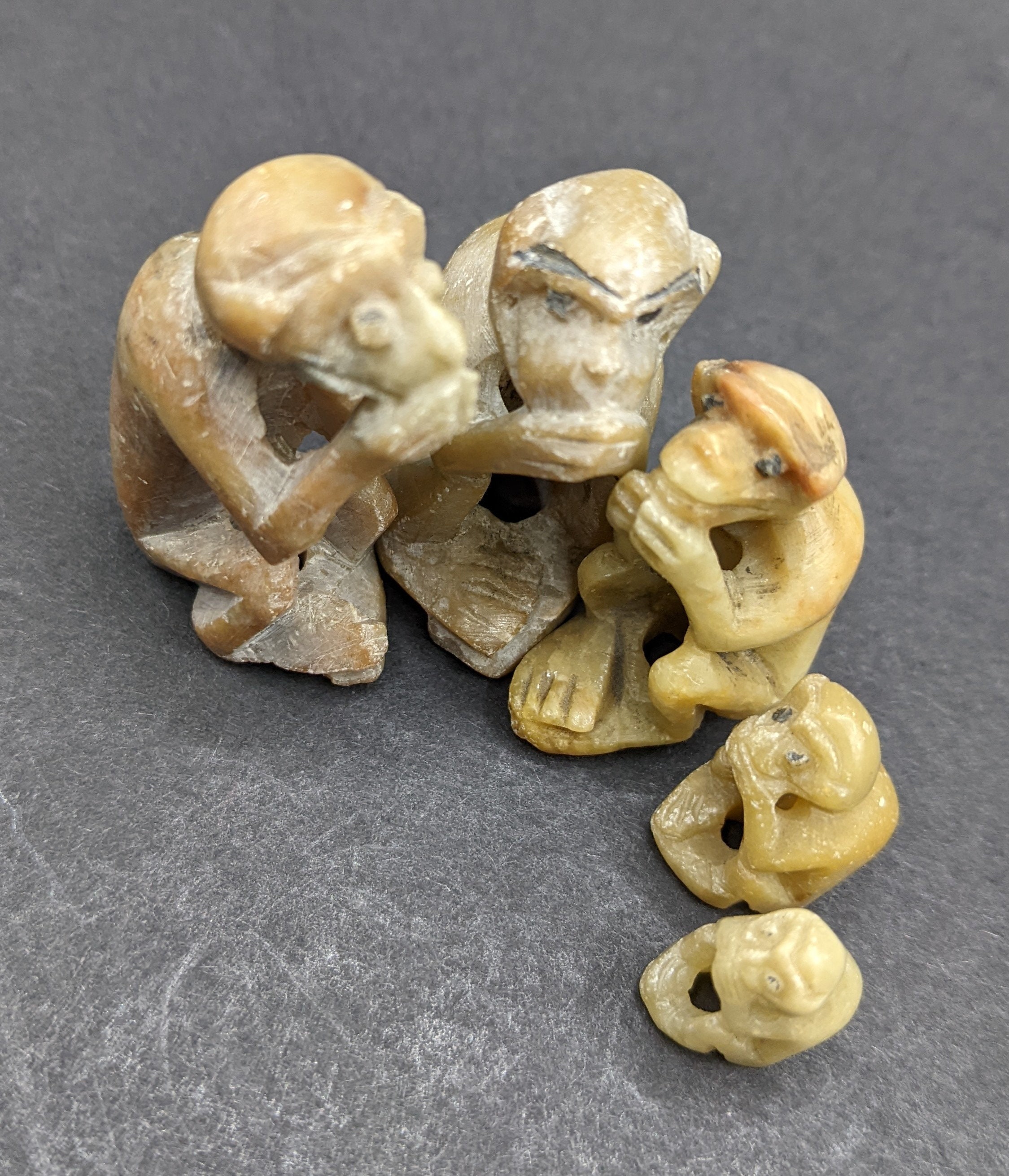 翡翠 (ジェダイト) 白猿 桃の実 根付 中国美術 猿と桃（さるともも