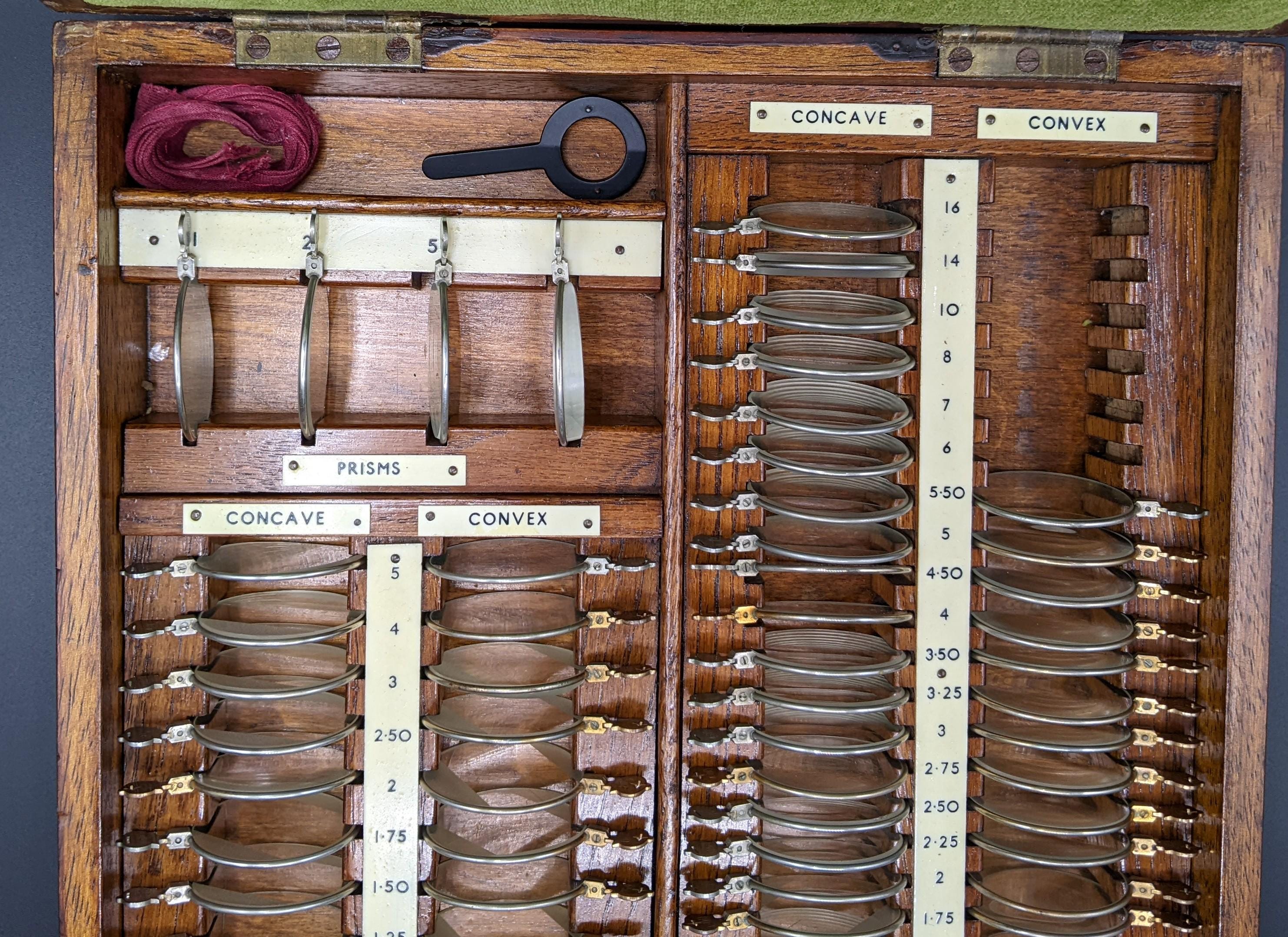 【希少】眼科医放出品　検眼レンズセット　木製ケース付き　古い　眼鏡　アンティーク 希少】眼科医放出品 検眼レンズセット 木製ケース付き 古い 眼鏡
