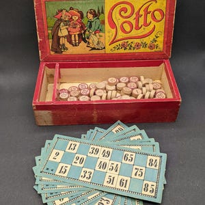 Gioco del LOTTO tedesco degli anni '40 nella scatola di legno originale con 90 gettoni di legno e 12 carte da gioco, grafica retrò, gioco del Lotto Made in Germany.