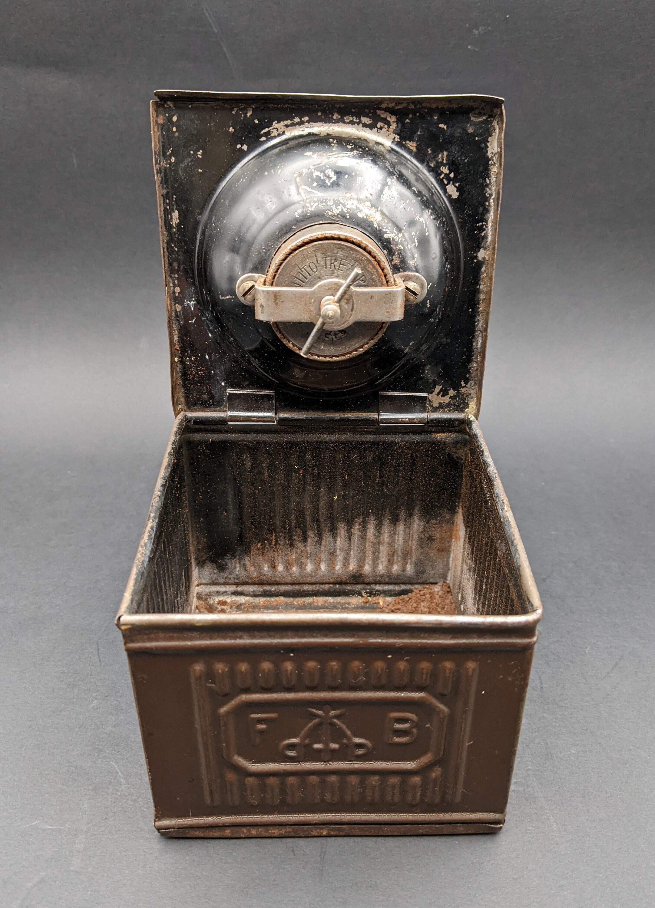 1930 年代のイタリア製「Tre Spade」金属製コーヒーグラインダー