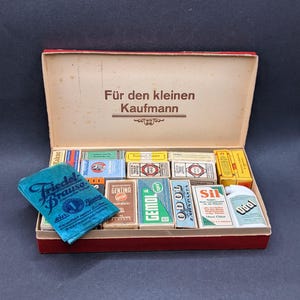 Juego de comestibles alemán en miniatura de los años 40 con 2 botellas ODOL de vidrio de leche, artículos de tienda de muñecas con bolsas originales, &#39;Für Den Kleinen Kaufmann&#39;.