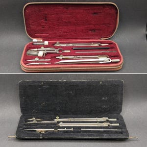 以下が含まれることがあります： 2つのヴィンテージ製図セットが、開いたケースに入っています。上部のケースは茶色で、内側は赤いベルベットで、さまざまな銀色と白の製図ツールが入っています。下部のケースは黒で、内側は黒いベルベットで、より大きな銀色の製図器具が入っています。