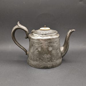 1880 JOHN ROUND & Sons EPBM-theepot, Sheffield, Engeland, gegalvaniseerde Brittania metalen sierlijke heetwaterpot, Victoriaanse theepot met achtervolgd patroon.