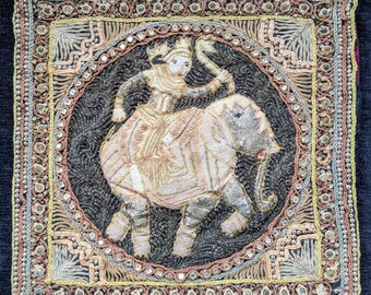 Tapisserie Brodée Ancienne – Éléphant Kalaga – Art Birmanie Myanmar – Vintage