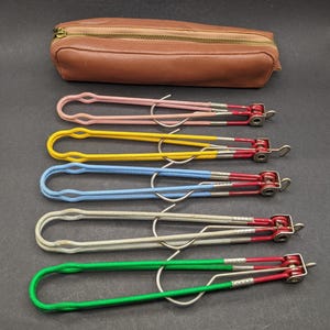 Cintres pliants allemands vintage x 5 po., cintres rétro avec crochets, cintres métalliques pliants de voyage.